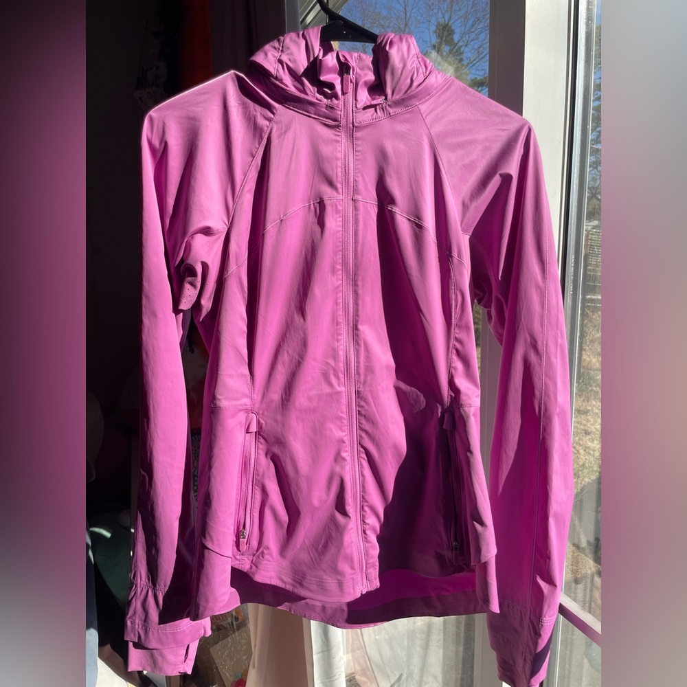 lululemon wind-breaker
